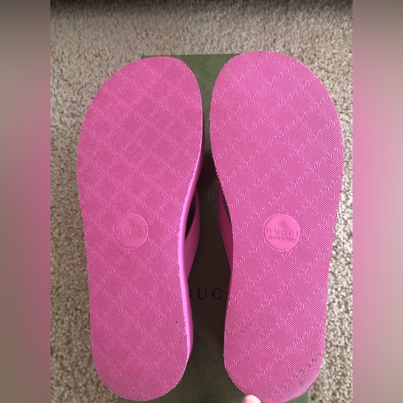 Gucci Chevron Thong Platform Sandals in Pink Rubber - Picture 7 of 7